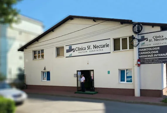 Clădirea Clinicii Sf. Nectarie din Roman, cu intrarea principală și firma clinicii.