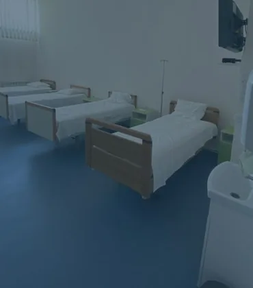 Salon de spitalizare de zi al clinicii, cu paturi și echipamente.